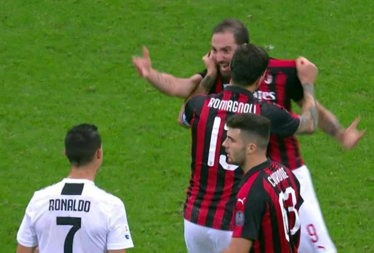Higuaín se encaró con Cristiano Ronaldo quien intentó calmarlo. Foto captura pantalla