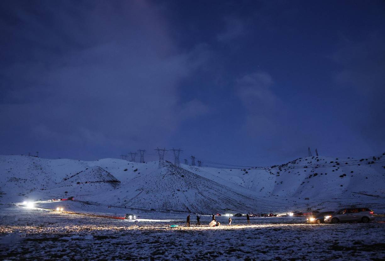 La <b>nieve</b> y las ráfagas de viento cortaron el suministro de electricidad, dejando a 100.000 clientes en California sin servicio, según el portal poweroutage.us.