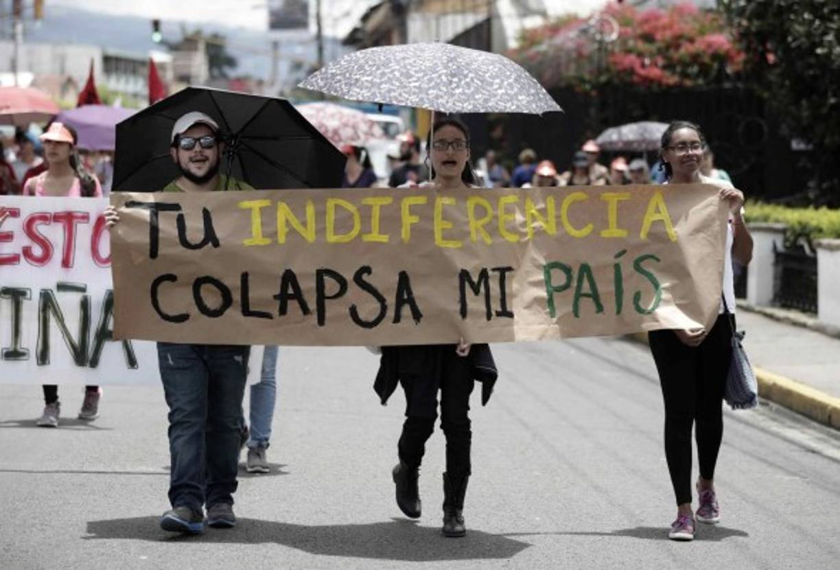 Los grupos sindicales rechazan la reforma tributaria, ya que consideran que afectará en mayor medida a las clases medias y bajas, y particularmente a los trabajadores estatales, debido a que contiene reducciones en pluses salariales.<br/>