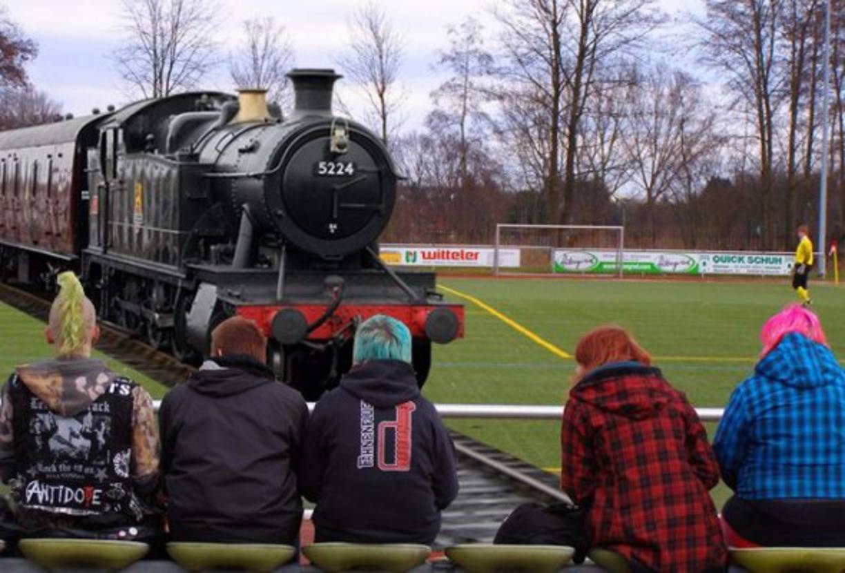 Ubicado en Eslovaquia, llamado TJ Tatran Cierny Balog,un tren pasa por el borde de la cancha, en el espacio que está entre la tribuna y la cancha.<br/>