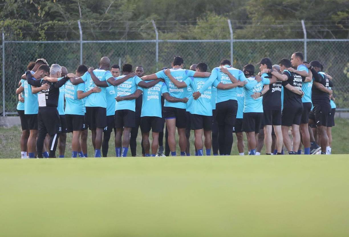 Antes del inicio del entrenamiento, los futbolistas y el cuerpo técnico de la Bicolor realizaron la respectiva oración en el Centro de Alto Rendimiento.