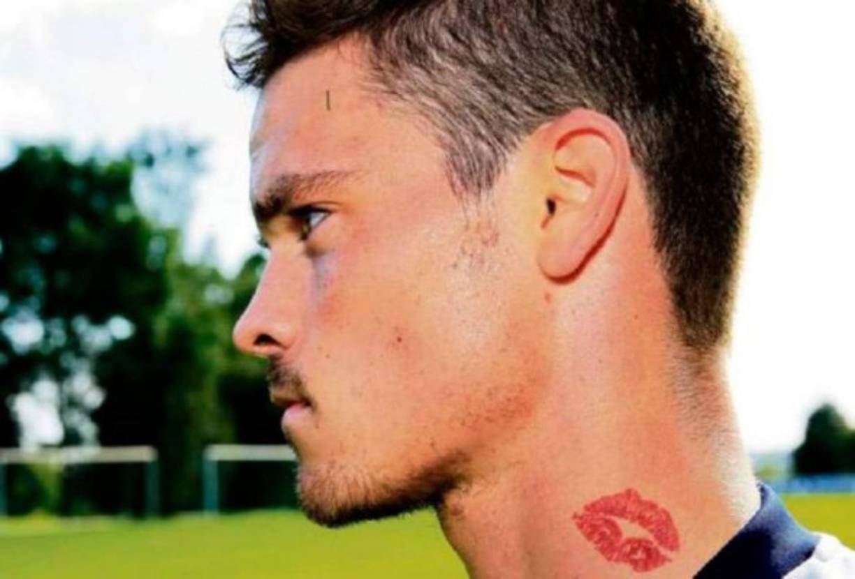 Por su parte este jugador se decidió tatuar un beso.