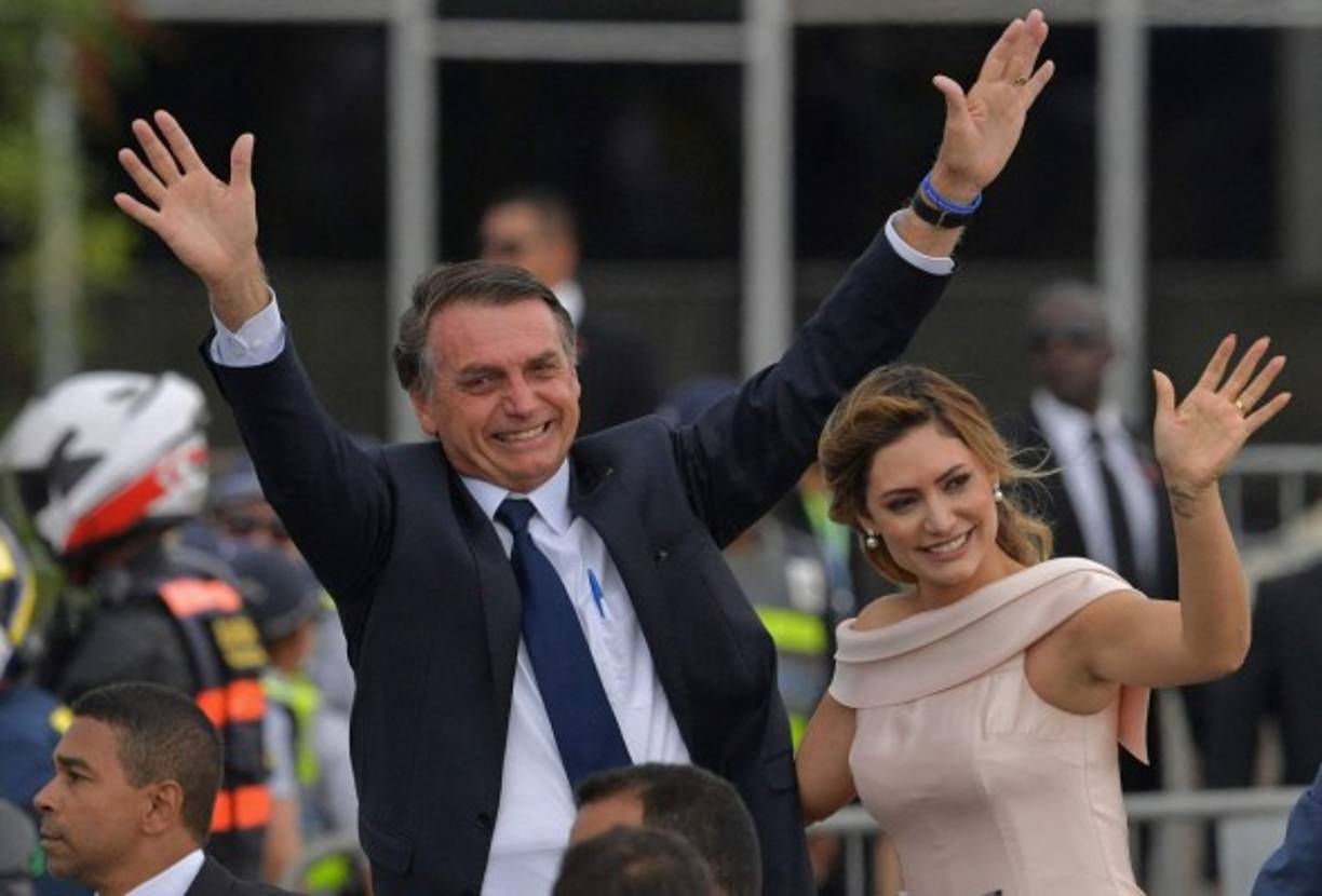 El capitán de la reserva del Ejército y líder de la ultraderecha brasileña Jair Messias Bolsonaro juró hoy ante el Congreso como nuevo presidente constitucional de la República Federativa de Brasil para los próximos cuatro años.<br/>