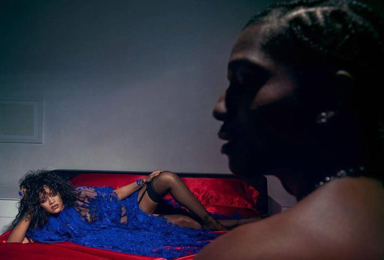 La intérprete también posó sensual en compañía de su hombre, con quien fue vista por primera vez en 2012 en su actuación en los Premios MTV VMA. Ahí ya se notaba la química en el ambiente pero no fue hasta pasados 8 años cuando fueron vistos como pareja.