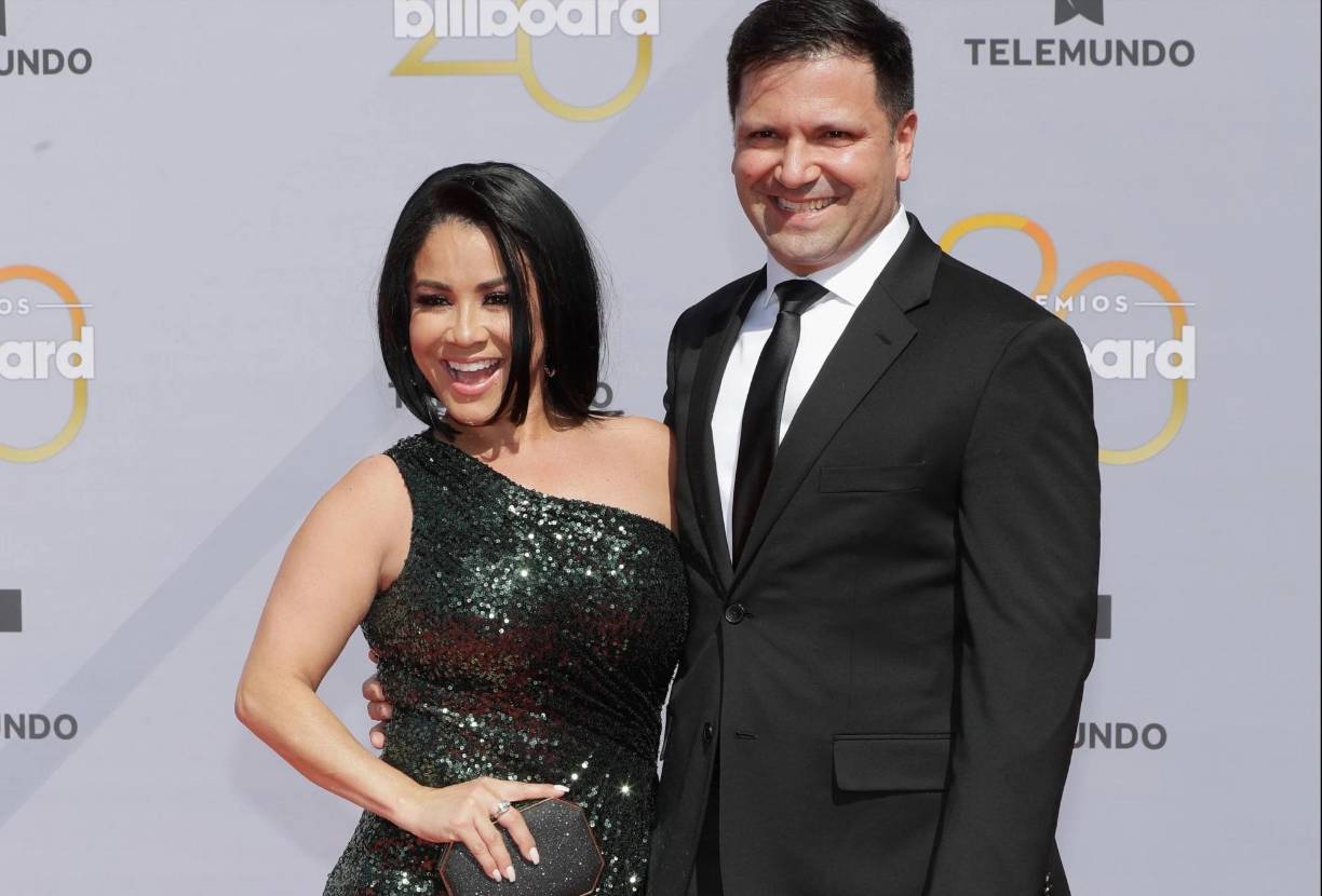 Luego de Carolina Sandoval ofrecer las primeras declaraciones sobre la demanda de divorcio que sometió su esposo Nick Hernández, el empresario respondió y la acusó de querer aparentar ser millonaria, gastar dinero en lujos y no invertir, causando “un colapso financiero”.