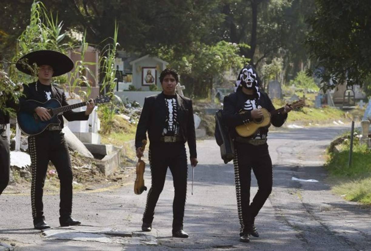 Los Mariachis hacen sus centavos cantándole a los difuntos en su día. Una celebración que para los mexicano es una de las más importantes.