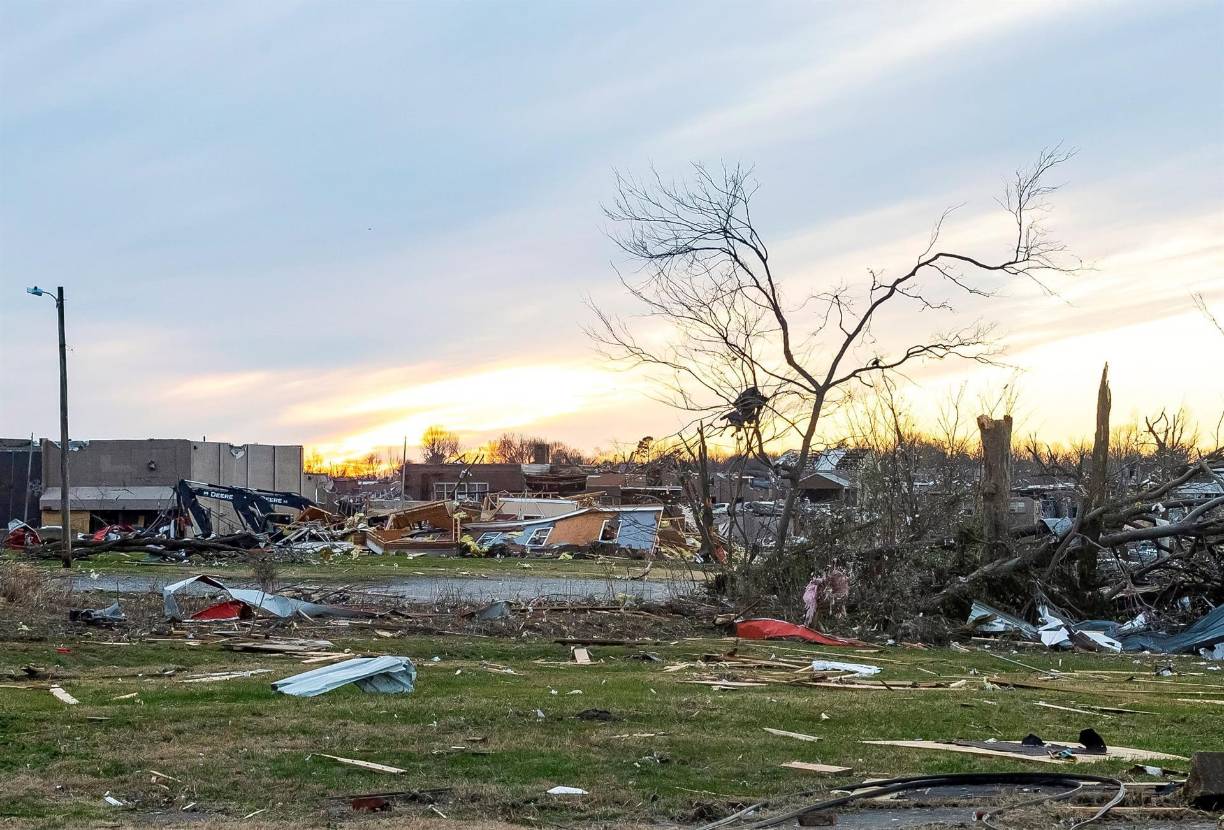 Biden, quien calificó en principio lo ocurrido como una “tragedia inimaginable”, prometió en un discurso desde su ciudad, Willmington (Delaware), que su Gobierno hará “lo que sea necesario” para apoyar a los estados azotados por el temporal y “encontrará la forma de proveerlo”.