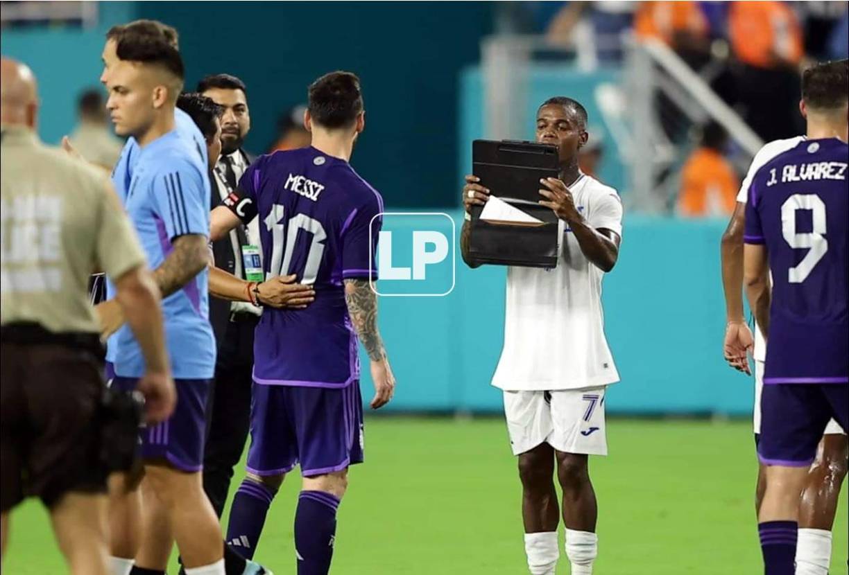 Tras el final del partido, varios hondureños le pidieron fotos a Messi y Edwin Solani Solano la hizo de fotógrafo.