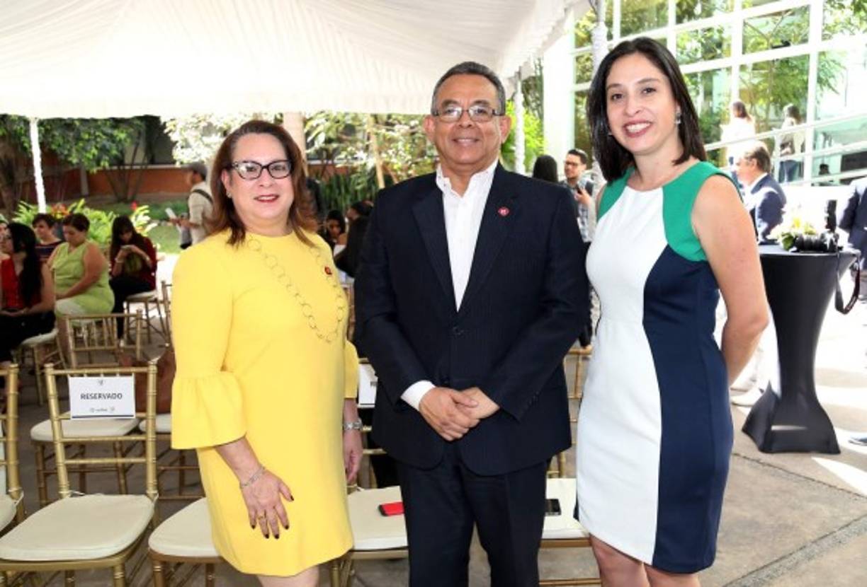 Ana Laffite, Roger Martínez y Ana Maier.