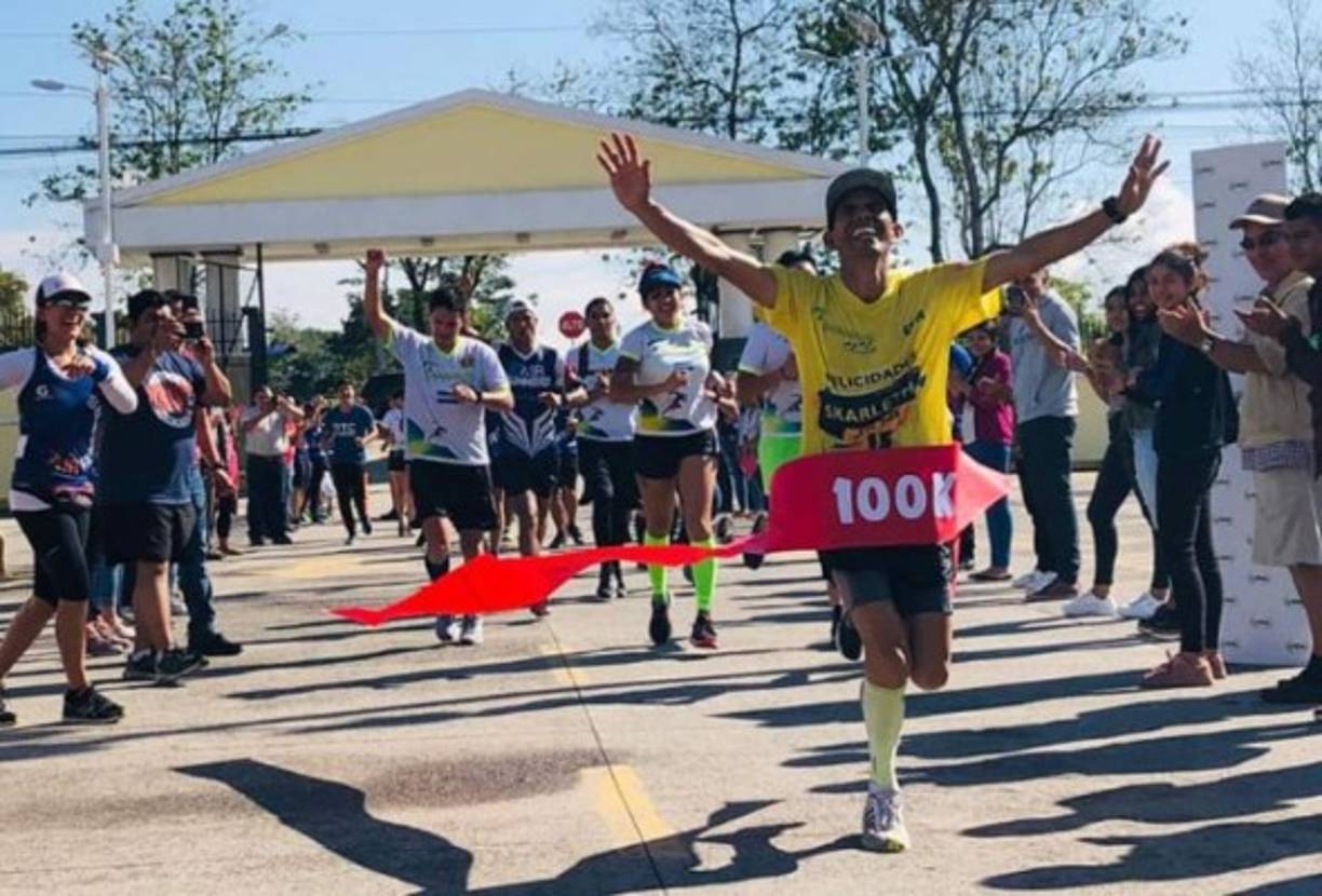 'Promesa cumplida 100 kms en honor a los 15 años de nuestra hija Skarleth', escribió en Facebook José Zelaya.