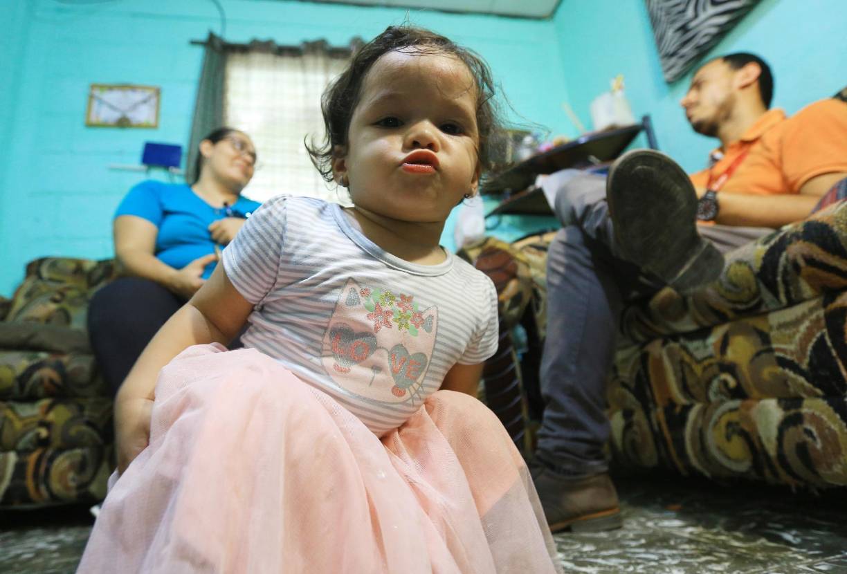 Gala recupera su alegría y energía, jugando de nuevo tras vencer la enfermedad que casi le arrebata la vida. 