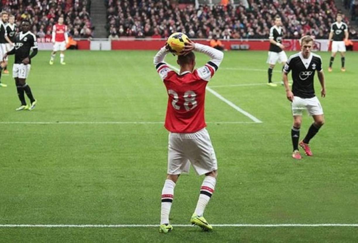 Regla 15: Saque de banda<br/><br/>-Todos los adversarios deben permanecer a una distancia mínima de 2 metros del lugar donde se vaya a ejecutar el saque de banda, incluso si el jugador que vaya a sacar se encuentra detrás de la línea.