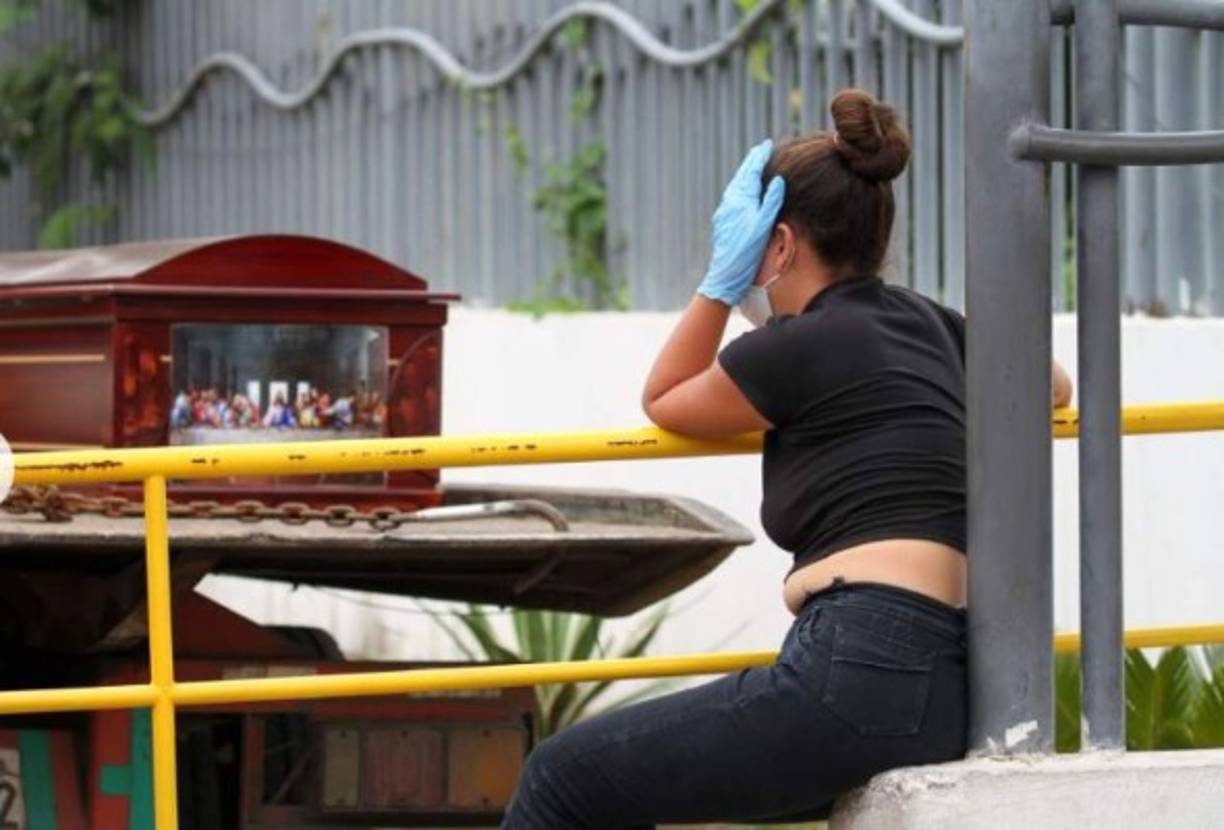 <br/>Con por lo menos 520 muertos y 10.400 contagios oficiales, Guayaquil suma el 51 % de casos de todo el país, lo cual se agrava al saber que Guayas, la provincia de la que es capital, suma casi 8.000 fallecimientos “extra” desde que comenzó la crisis sanitaria en el país el 29 de febrero y de los que, reconocen las propias autoridades, es casi imposible saber las causas exactas.