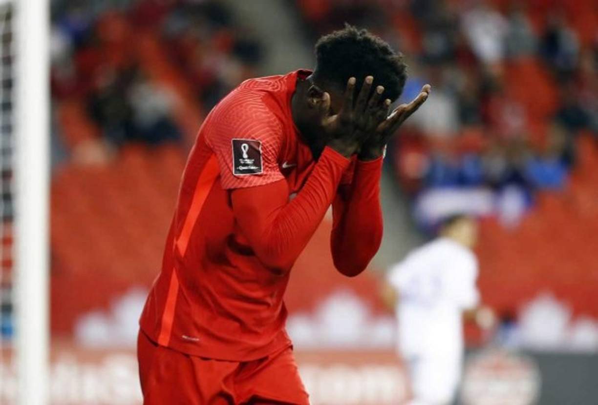 El lamento de Alphonso Davies al no poder marcar contra Honduras.