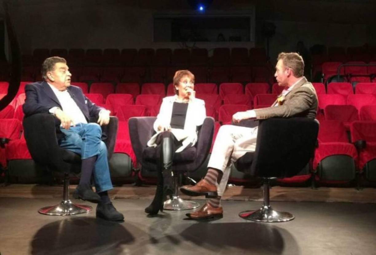 “Lo que me dio fue rabia, ¡me dio mucha rabia! Porque son cosas que no tienen fundamento”, declaró la actriz que durante varias décadas fue empleada de Don Francisco, el esposo de Teresa Munchnick. “Al otro día que pasó esta noticia, yo no vi el programa — un programa de este canal, no lo vi — pero me llamaron mis hijos y me contaron y lo encontré fuerte. Fuerte por el daño que se le hacía a dos familias”, dijo la actriz en una entrevista.