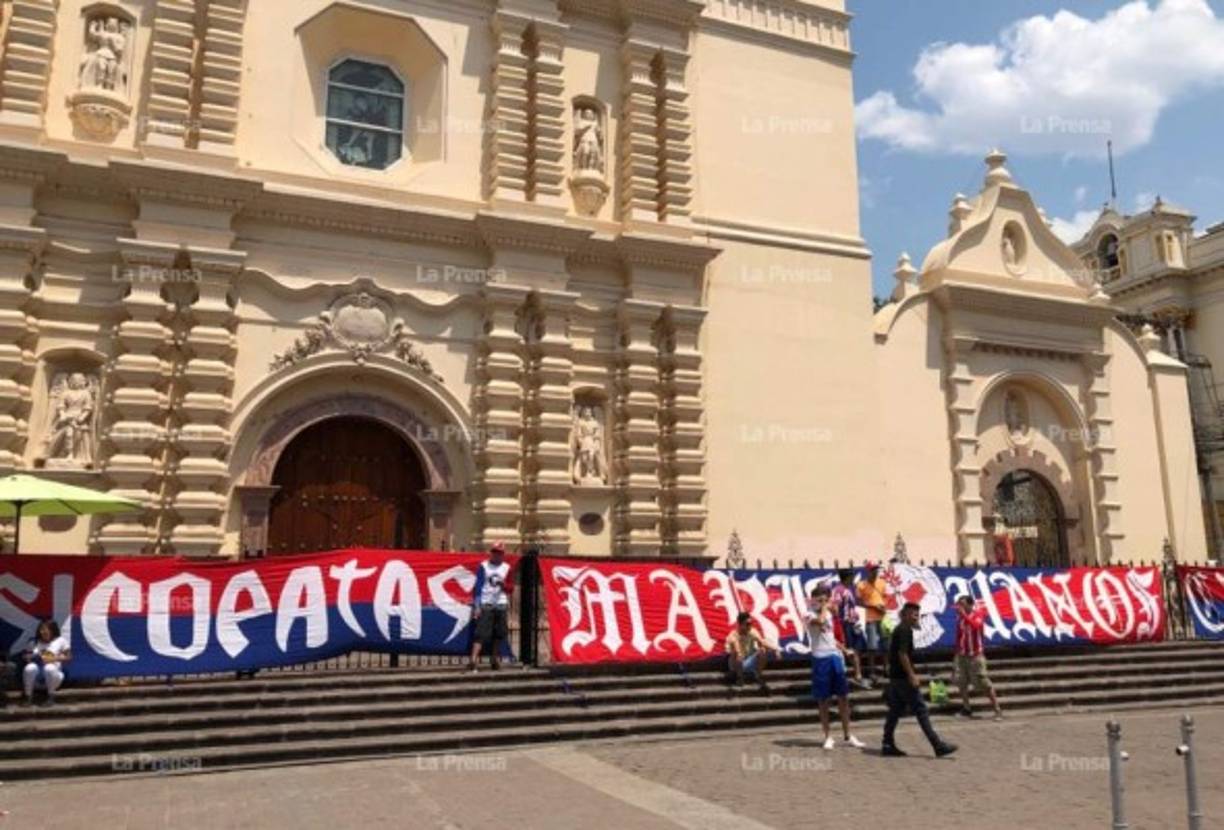 La barra del Olimpia se instaló en las calles de Tegucigalpa para apoyar a su amado club.