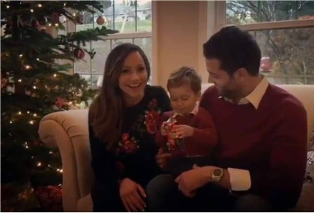 Satcha Pretto junto a su pequeño Bruce y su esposo Aaron Butler.