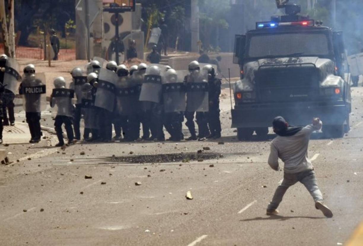Los miembros de la Alianza salieron a las calles desde el pasado martes por la noche cuando el sistema del TSE comenzó a marcar una tendencia a favor del candidato nacionalista Juan Orlando Hernández.