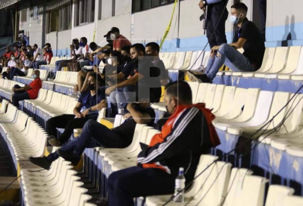 En los sectores de silla y palco hubo presencia de familiares y amistades de los clubes Olimpia y Motagua.
