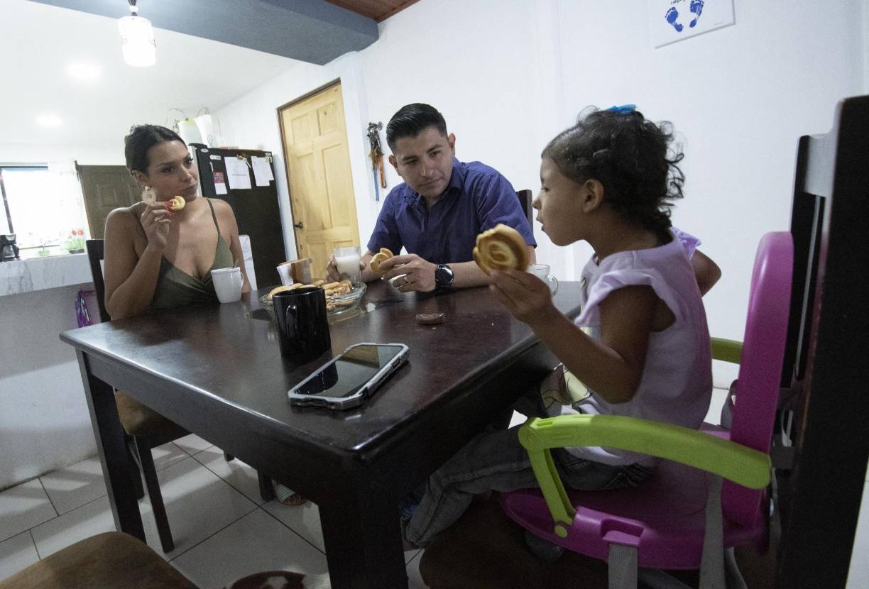 “Dentro de unos años esa pequeñita que está chiquitita de cuatro años, cuando sea grande a sus 15, pueda decir ‘qué orgullo el de mi mamá, de ver cómo ha triunfado, cómo se ha esforzado, cómo ha logrado cumplir un sueño. Yo quiero ser como ella’”, indica Porras.