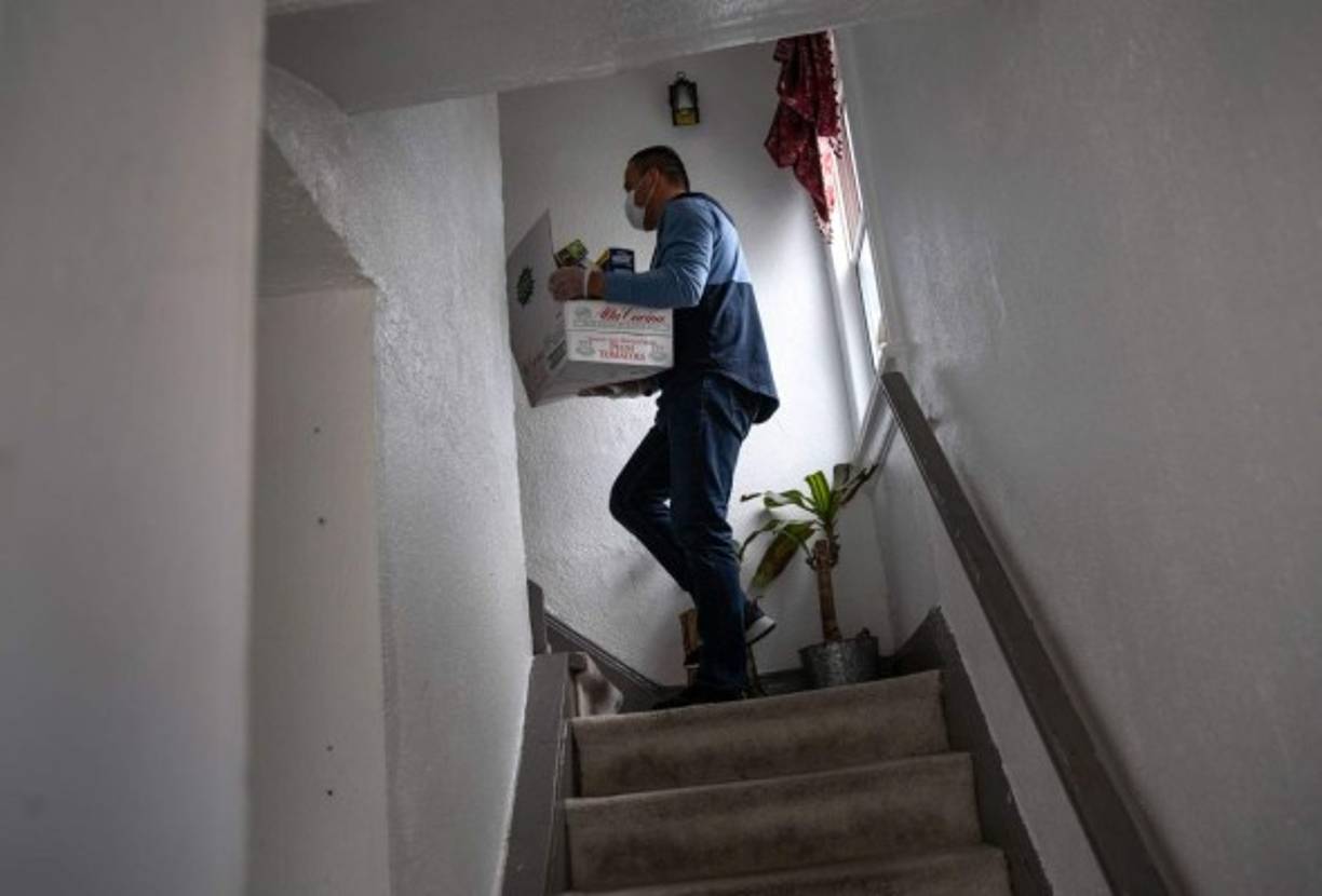 El inmigrante hondureño Alex se está recuperando de COVID-19 y se ha abastecido de alimentos donados. AFP