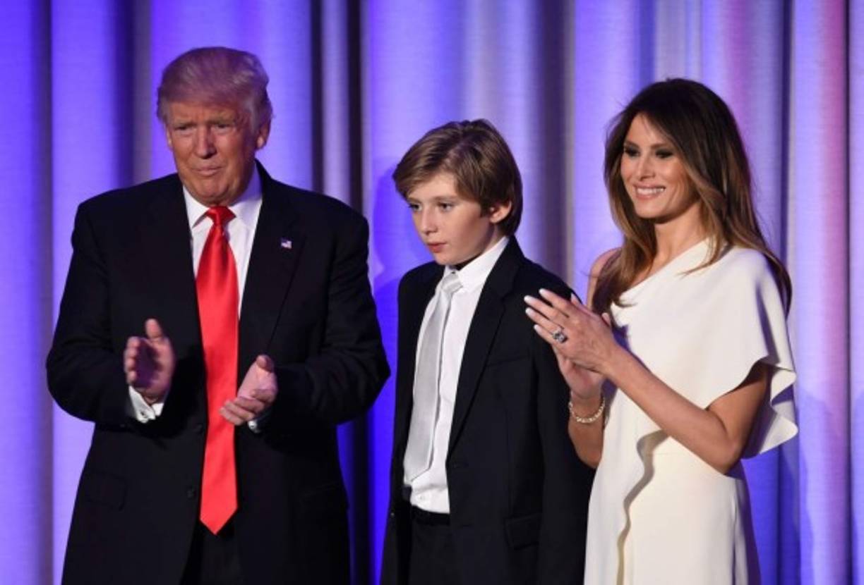 Barron Trump, el único hijo del presidente estadounidense Donald y su esposa, Melania, reapareció este martes ante las cámaras tras varios meses de ausencia en eventos públicos y sorprendió con su enorme estatura.