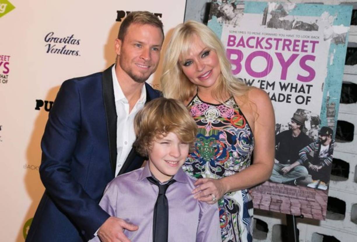 Brian Littrell besa a su esposa Leighanne Wallace en el estreno del documental de los Backstreet Boys.