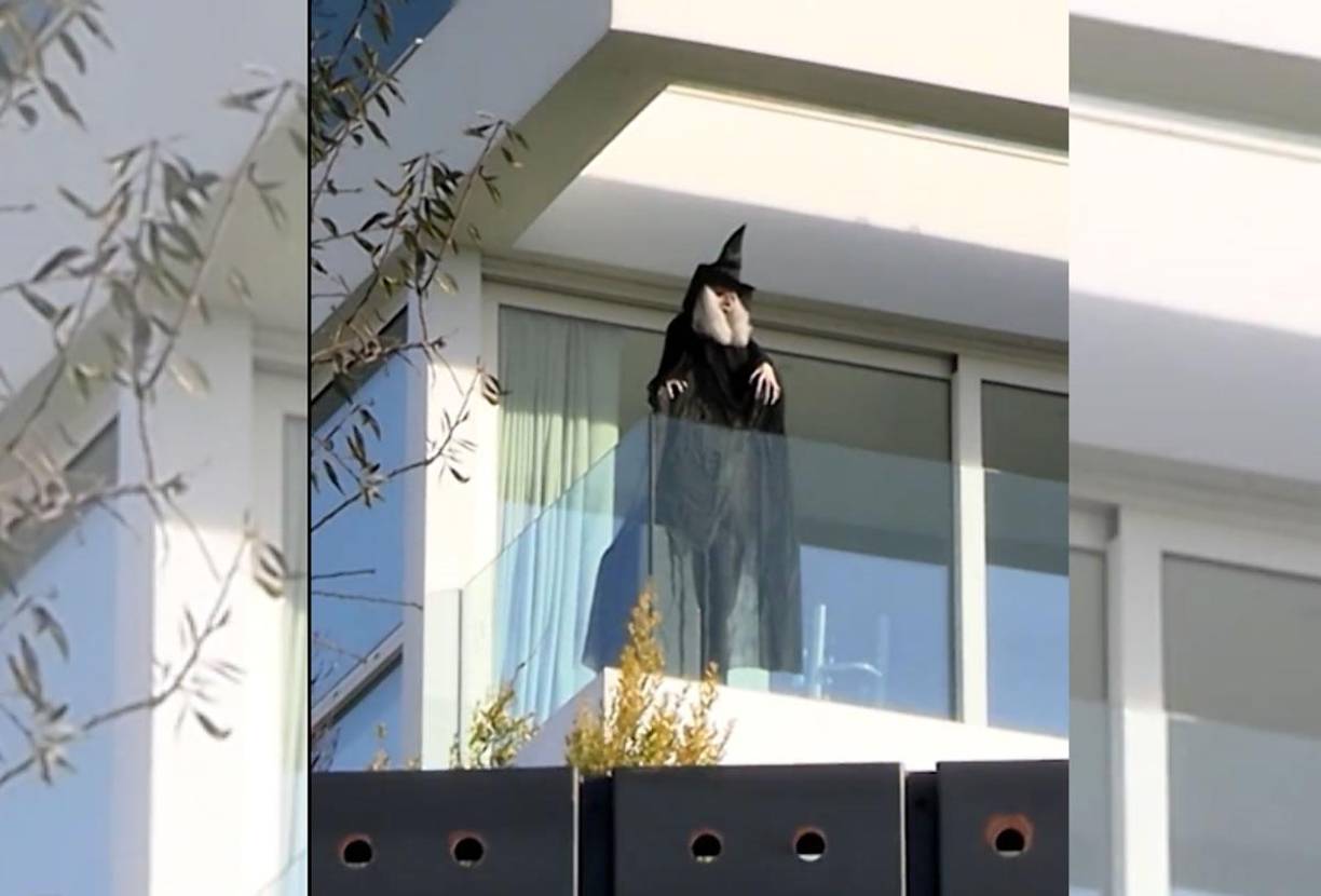 Mientras Shakira colocó un maniquí de una bruja en la terraza de su casa en Barcelona, apuntando a la casa de su exsuegra, según medios españoles.