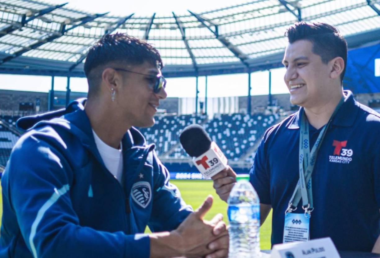 Manzano nació en la Ciudad de México y en 2018, se mudó a Topeka, Kansas, donde continuó su formación académica y obtuvo un título en la Universidad Estatal de Kansas.