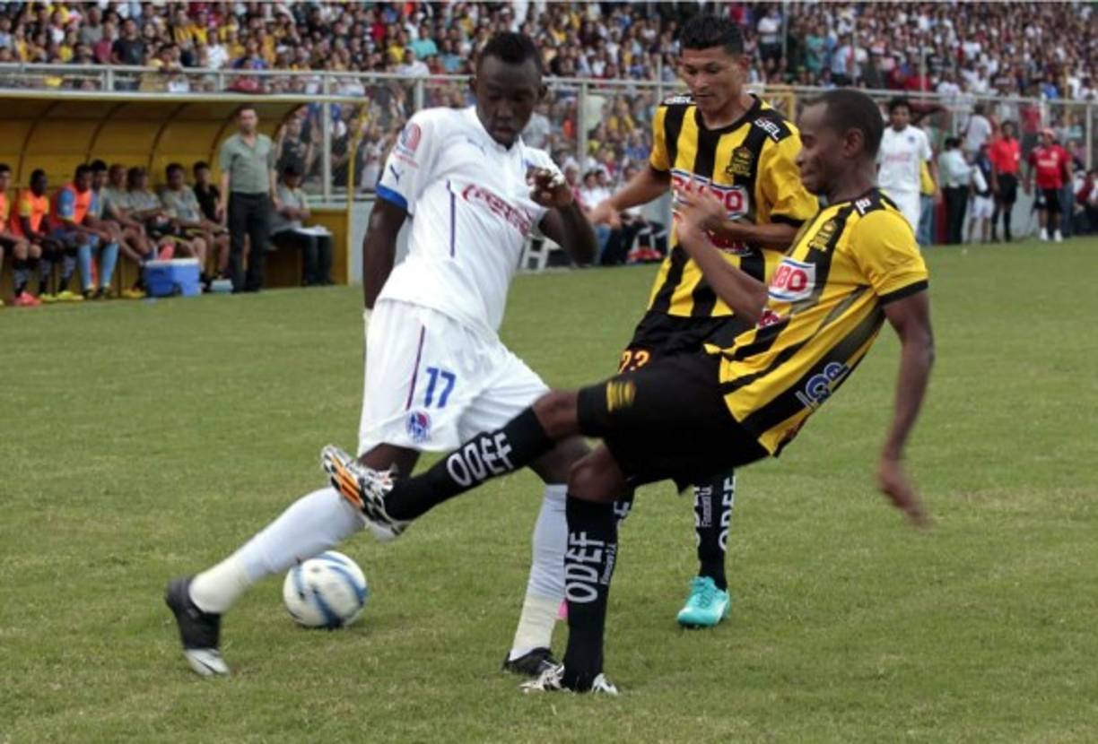 Alberth Elis marcado por Porciano Ávila y Edder Delgado.
