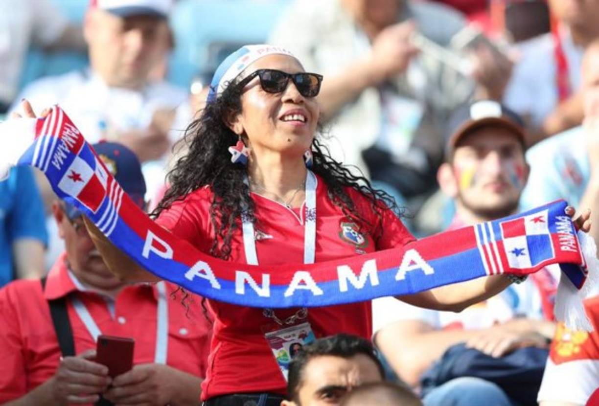 La aficionada panameña disfrutó de esta forma del debut mundialista de su equipo. Foto EFE