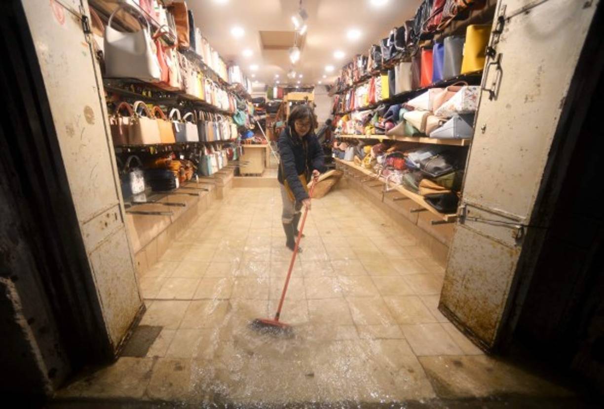 El gobierno italiano decretó el estado de emergencia en Venecia tras las excepcionales mareas altas que causaron hace dos días incalculables daños al patrimonio artístico e inmueble de una de las joyas arquitectónicas del viejo continente.