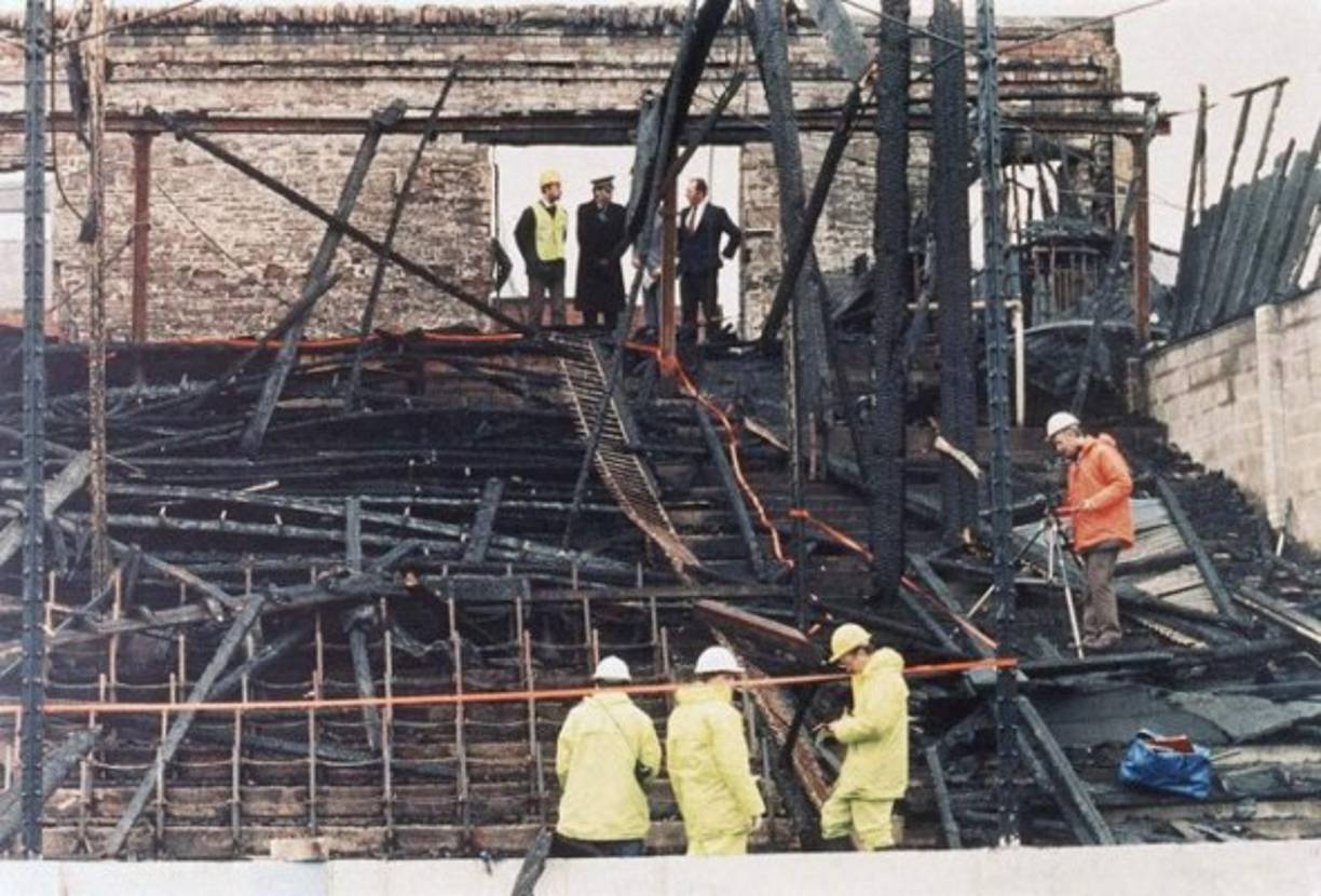 Las investigaciones posteriores determinaron que la causa del incendio había sido un cigarro o una cerilla mal apagados, que junto con los restos de basura acumulados durante años bajo los asientos y la madera de las gradas produjeron un efecto devastador.