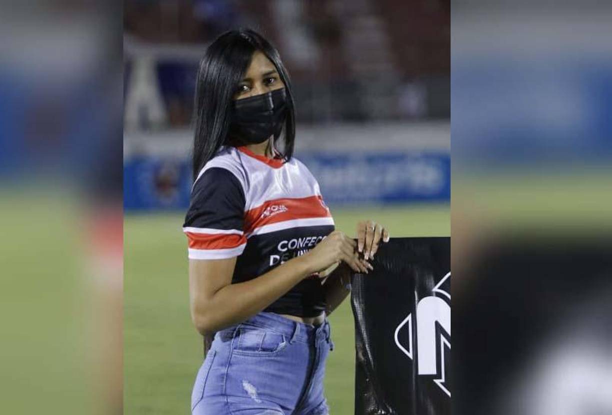 Una de las hermosas edecanes que cautivó en el derbi de La Ceiba.