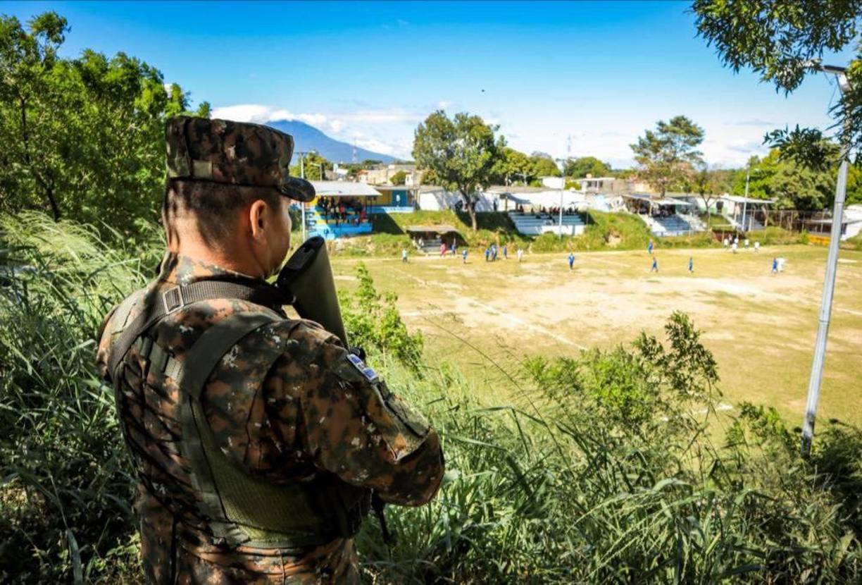 Tras la captura o huida de los pandilleros, a La Campanera llegan a diario personas que desean recuperar sus casas. Muchas fueron construidas por el estatal Fondo Social para la Vivienda (FSV), que ahora apoya los reclamos de sus legítimos propietarios.