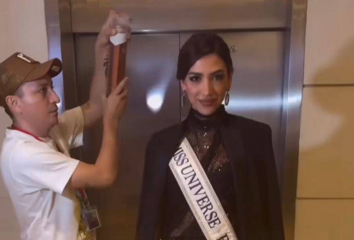 En uno de los momentos del video viralizado en redes sociales, se puede ver a un estilista preparando a Isabella García, previo a su salida de una actividad programada por Miss Universo.