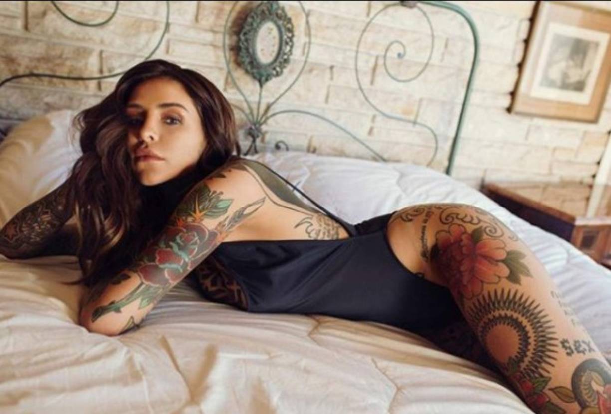 La chica incendia las redes con sus fotos al mostrar su piel tatuada y es que tiene una figura espectacular.