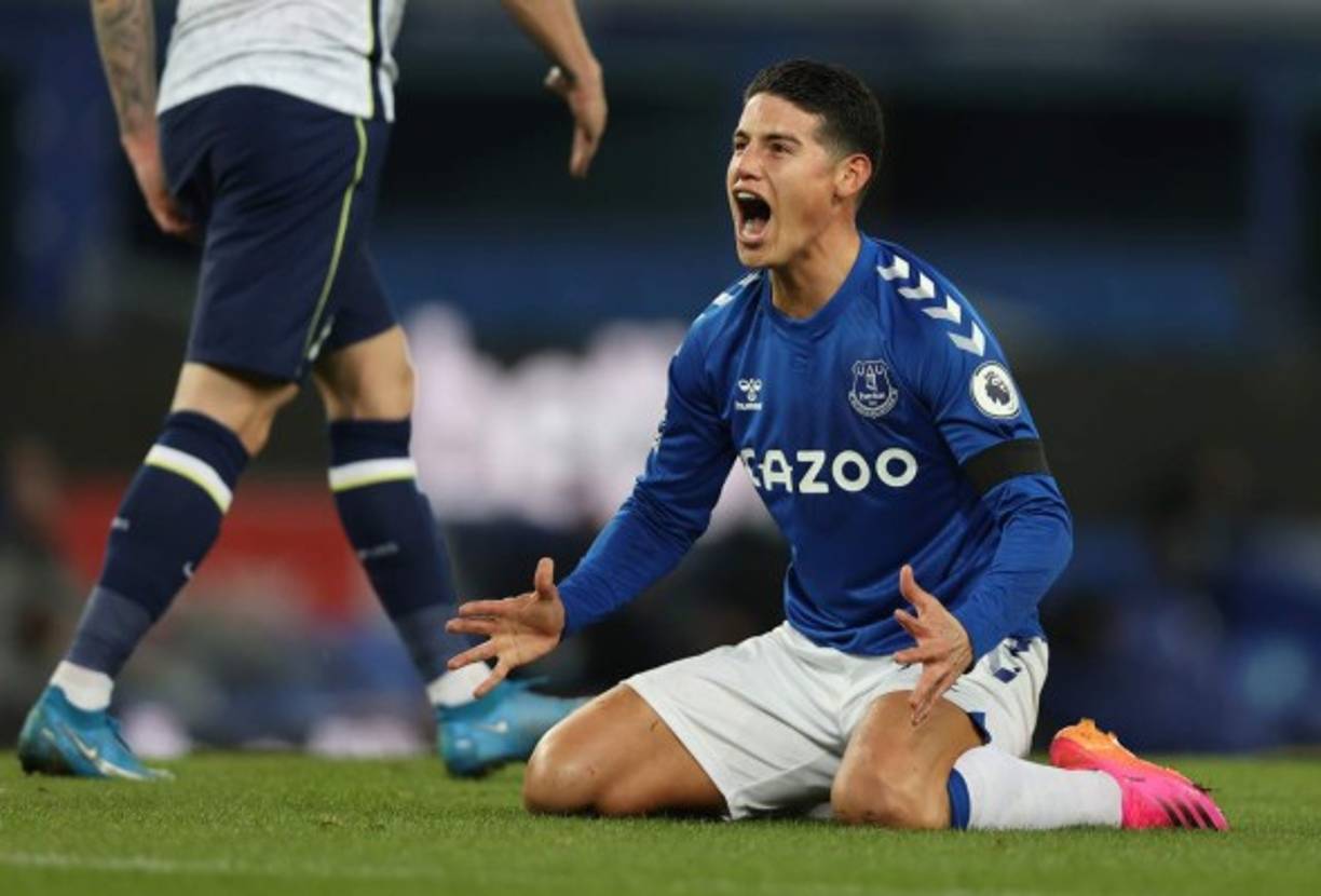 Rafa Benítez, entrenador del Everton, habló en conferencia de prensa sobre la situación del colombiano James Rodríguez, que parece tener los días contados en el club inglés, y dijo: “Entiendo que la gente quiere saberlo todo, pero la situación es que es jugador nuestro hasta el 31 de agosto“.