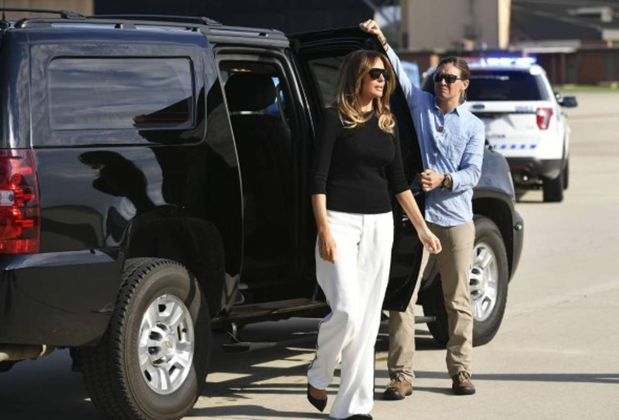 Tras la polémica generada en redes sociales, la primera dama optó por utilizar este un atuendo más sencillo con colores sobrios.