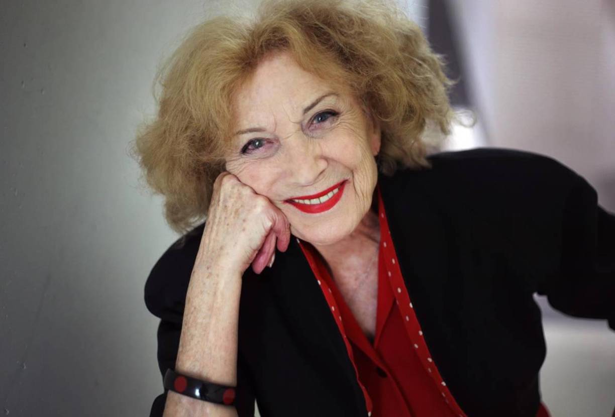 Marisa Paredes (17 de diciembre): La actriz española Marisa Paredes, conocida por su colaboración con el director Pedro Almodóvar, falleció a los 78 años. Paredes protagonizó películas icónicas como “Tacones lejanos”, “La flor de mi secreto” y “Todo sobre mi madre”. Su carrera abarcó más de seis décadas, durante las cuales recibió numerosos premios, incluyendo el Goya de Honor en 2018. Fue presidenta de la Academia de Cine de España entre 2000 y 2003