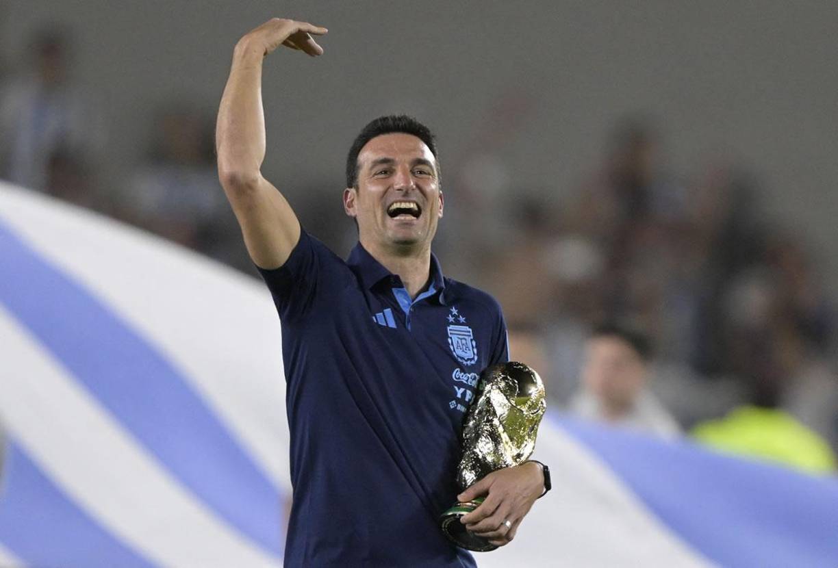 Lionel Scaloni también se dejó ver emocionado con una copia del trofeo mundial.