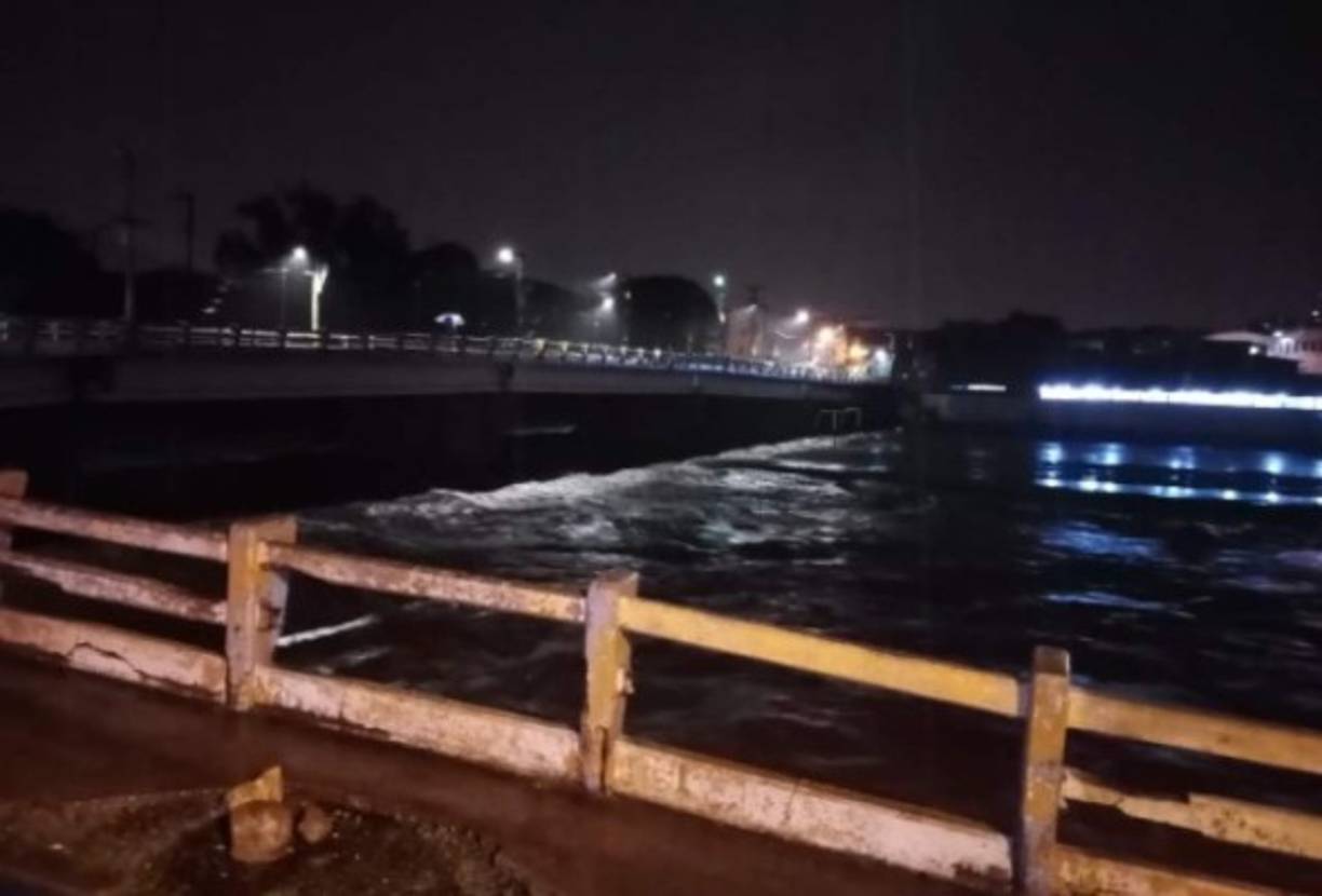El río Choluteca tapó el campo Motagua en la noche de este martes 17 de noviembre de 2020.