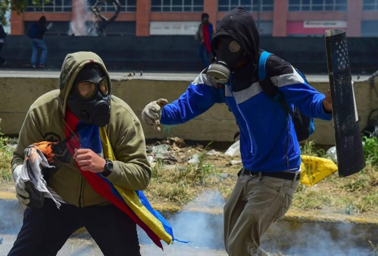 Miembros de la Guardia Nacional Bolivariana disolvieron la concentración opositora en la zona del Paraíso cuando intentaban marchar hacia el centro, lo que originó el enfrentamiento con algunos manifestantes que respondieron lanzando piedras a los agentes.