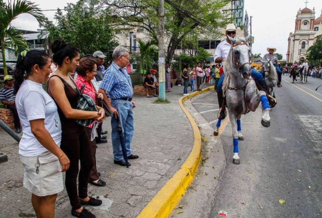 Las personas observaban, unos atentos y otros con diversión.