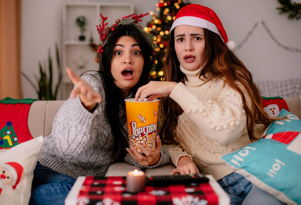 En la actualidad,<b> existen un sinfín de plataformas de streaming que facilitan el trabajo de encontrar una buena película</b> con temática de Navidad para disfrutar. Las películas de amor y comedia que tienen su toque navideño siempre son un <i>must </i>si deseas disfrutarlo con tus amigos, pues una pijamada con estos filmes <b>harán que la reunión sea aún más especial.</b>