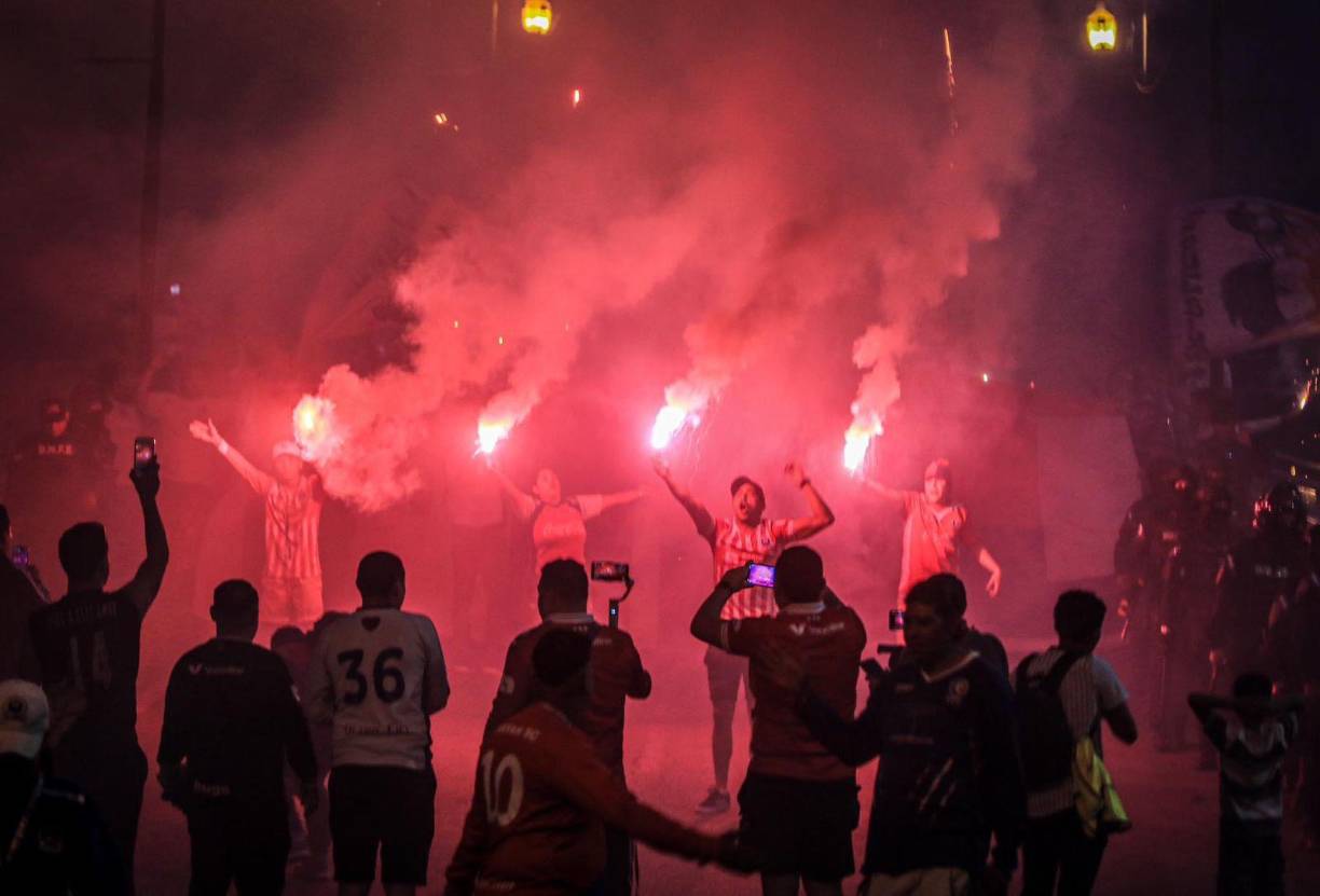 Un colorido ambiente se vivió en las afueras del Estadio Nacional Chelato Uclés.