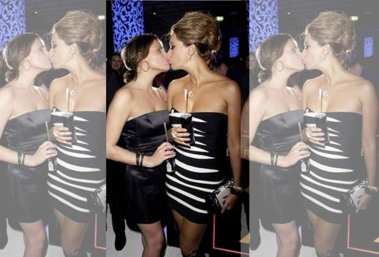 Las actrices Sophia Thomalla y Verona Pooth se dan un apasionado beso.