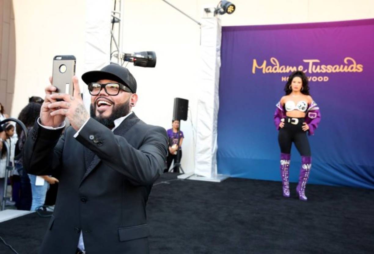 'Es algo bonito, nuestro trabajito ha sido mantener siempre a Selena viva por medio de su música, todo lo que ha hecho', agregó el hermano, también cantautor, quien estuvo acompañados de los padres de la artista, Abraham y Marcella Quintanilla, su hermana Suzette, y el viudo, Chris Pérez, así como de admiradores e imitadores de la cantante.