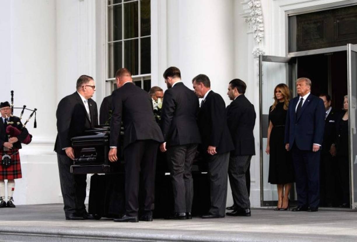 Una fuente de la Casa Blanca confirmó a CNN que los costos del funeral serán pagados por el propio Trump de su bolsillo.<br/><br/>Esta es la primera vez que los restos de un ciudadano sin un cargo público son llevados a la mansión presidencial para unas exequias desde 1936, cuando se celebró el funeral por Louis Howe, asesor del presidente Franklin Delano Roosevelt.