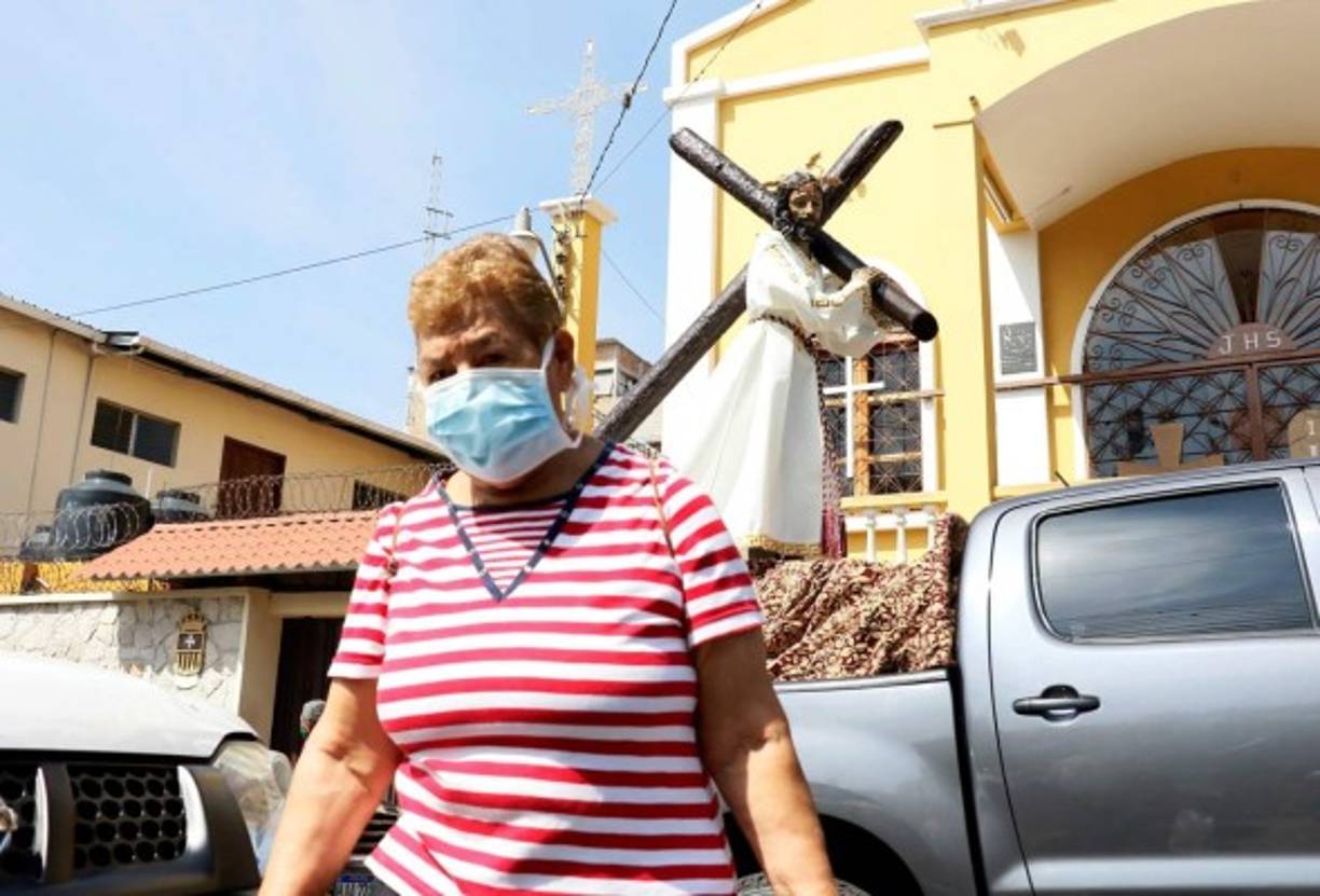El viacrucis del Viernes Santo en Honduras se conmemoró con los templos católicos sin fieles por la epidemia del coronavirus, mientras que la tradicional procesión en Tegucigalpa se hizo con las imágenes de Jesucristo, cargando la cruz, y la virgen María, en la parte trasera de dos vehículos. Foto EFE